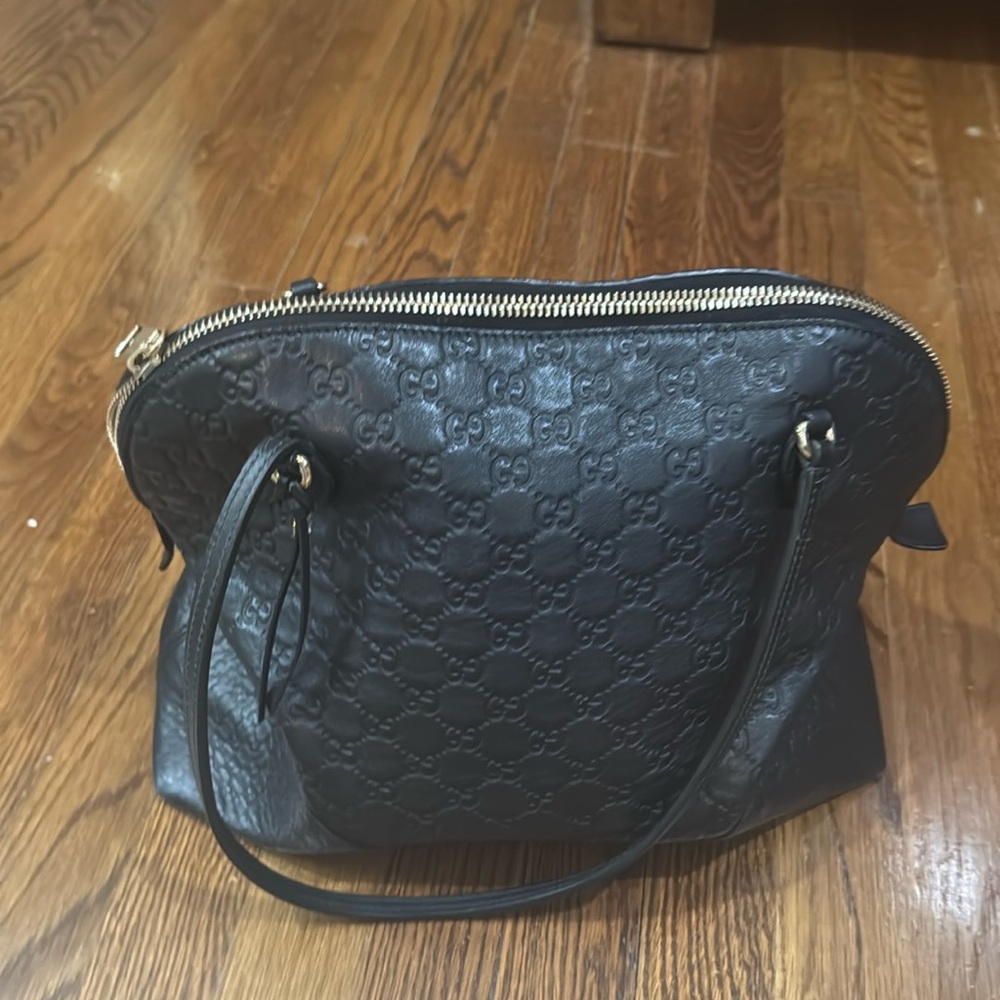 Black ladies Gucci guccissima leather shoulder bag.